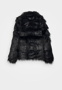 Svart fuskpälsjacka med lagerstruktur, som har en oregelbunden, fransig finish och en rak skärning. Inga synliga knäppningar.