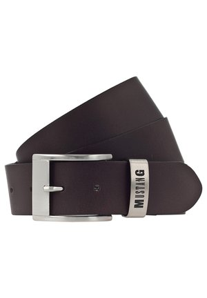 Brauner Leder-Gürtel mit einer silbernen Metallschnalle. Verfügt über eine rechteckige Form mit einer geprägten Platte, die "MUSTANG" liest. Glatte Textur.