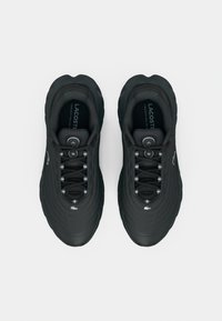 Μαύρα αθλητικά παπούτσια με υφασμένο επάνω μέρος, στρογγυλή μύτη και μαλακή σόλα. Παχιά κορδόνια και λογότυπο στο πλάι.