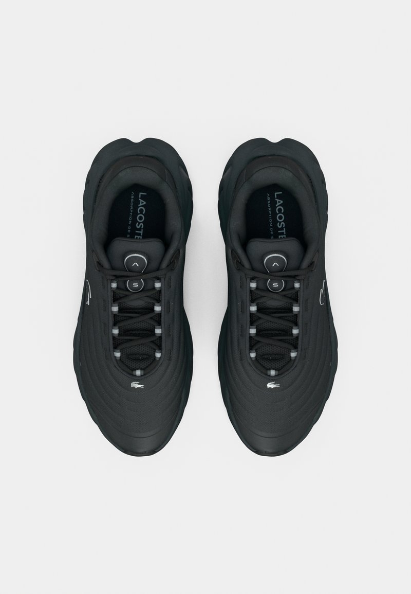 Sorte atletiksko med tekstureret overdel, rund tå og polstret sål. Tykke snørebånd og logodetalje på siden.