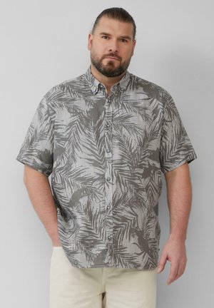 Chemise à manches courtes avec un motif de feuille de palmier grise sur un fond gris clair, affichant une fermeture à boutons à l'avant et un col.