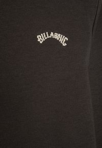 Mørkegrå bomullssweatshirt med ribbet tekstur og hvitt brodert "Billabong"-logo sentrert på brystet.