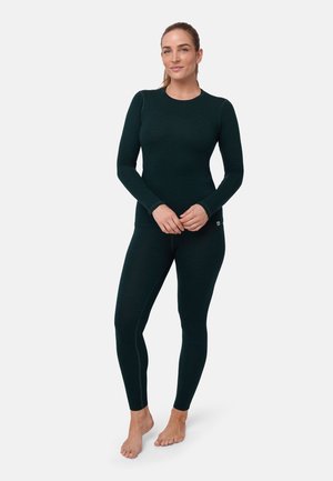 Termisk baslager-set i mörkgrön, tillverkat av mjuk, elastisk tyg. Långärmad topp och åtsittande leggings med platta sömmar.