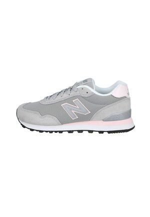 Zapatilla New Balance gris y rosa claro con parte superior de malla y ante, diseño con cordones y suela de goma negra vista de lado.