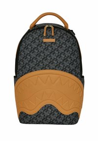 Zaino con motivo geometrico in nero e grigio, con una sezione inferiore in tessuto texturizzato color cammello, dotato di un manico liscio e chiusura a doppia zip.