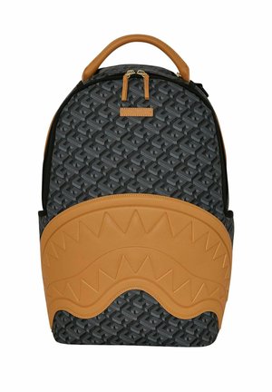 Zaino con motivo geometrico in nero e grigio, con una sezione inferiore in tessuto texturizzato color cammello, dotato di un manico liscio e chiusura a doppia zip.
