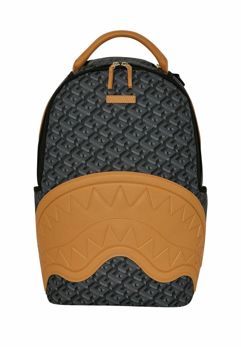 Zaino con motivo geometrico in nero e grigio, con una sezione inferiore in tessuto texturizzato color cammello, dotato di un manico liscio e chiusura a doppia zip.