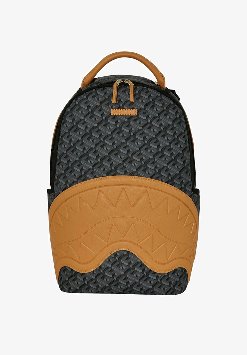 Zaino con motivo geometrico in nero e grigio, con una sezione inferiore in tessuto texturizzato color cammello, dotato di un manico liscio e chiusura a doppia zip.