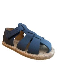 Sandalía de color azul oscuro con múltiples correas anchas, hecha de material sintético suave, que presenta una suela de corcho y cierre ajustable de velcro.