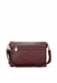 Bolso de hombro de cuero burdeos con un patrón geométrico texturizado, bolsillo delantero con cremallera y detalles en tono dorado. Correa ajustable.
