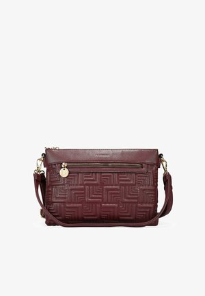 Bolso de hombro de cuero burdeos con un patrón geométrico texturizado, bolsillo delantero con cremallera y detalles en tono dorado. Correa ajustable.