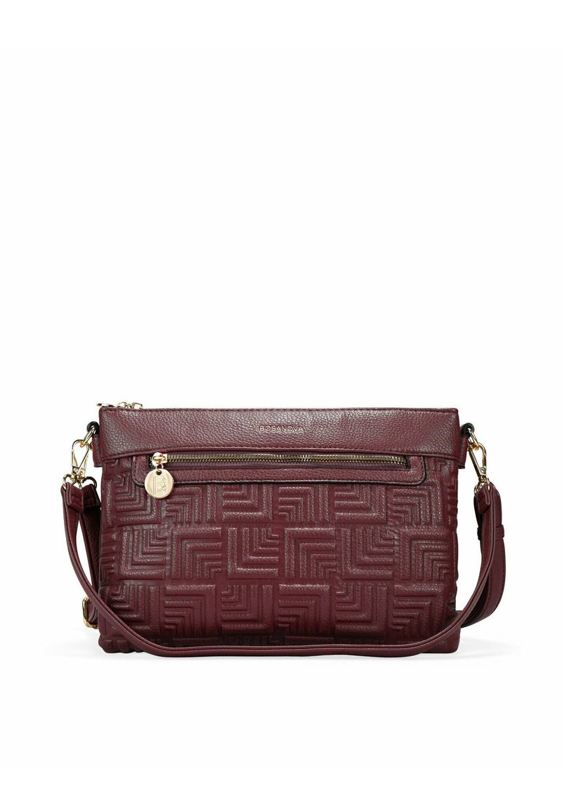 Bolso de hombro de cuero burdeos con un patrón geométrico texturizado, bolsillo delantero con cremallera y detalles en tono dorado. Correa ajustable.