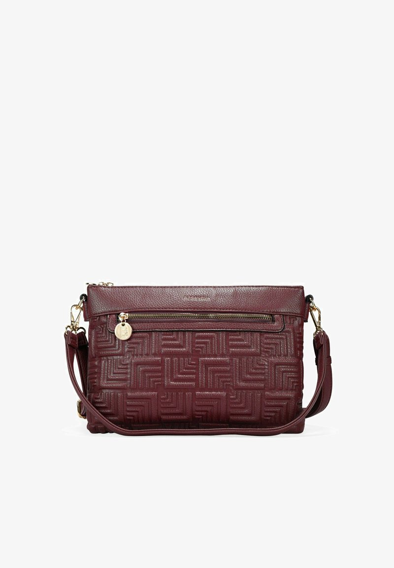 Bolso de hombro de cuero burdeos con un patrón geométrico texturizado, bolsillo delantero con cremallera y detalles en tono dorado. Correa ajustable.