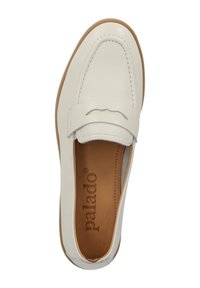 Weiße Leder-Slipper mit runder Zehenform, die über einen dekorativen Riemen und Stichdetails verfügen, sowie einer hellbraunen Sohle.