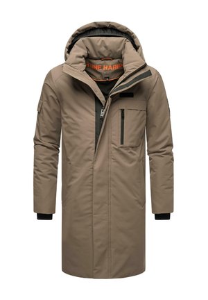 Parka beige resistente al agua con capucha, cierre frontal con cremallera y múltiples bolsillos. Presenta puños negros y un forro interior gris.