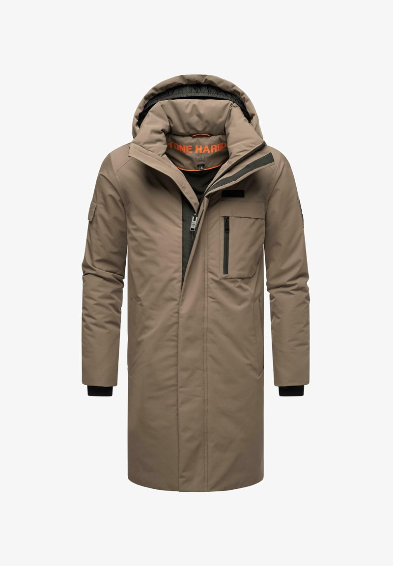 Beidzis ūdensnecaurlaidīgs parka ar kapuci, ar rāvējslēdzēju priekšpusē un vairākām kabatām. Tam ir melni aproces un pelēka iekšējā oderējums.