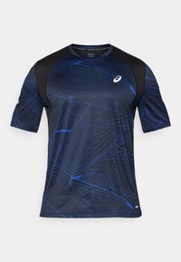 Kratka sportska majica s kratkim rukavima u tamnoplavoj boji s crnim detaljima. Ima teksturirani uzorak u plavoj i crnoj boji, okrugli izrez i logo na rukavu.