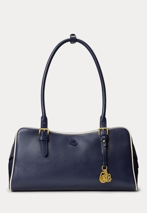 Τσάντα χειρός από δέρμα σε ναυτικό μπλε με εκρού λεπτομέρειες, χρυσά διακοσμητικά αγκράφες, διπλά λουριά για τον ώμο και χρυσά φυλαχτά με το λογότυπο RL στο μπροστινό μέρος.