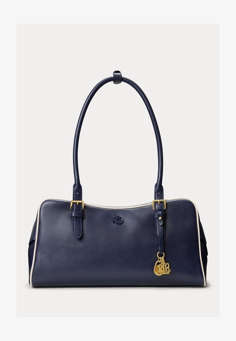 Kabelka z tmavomodrej kože s krémovým lemom, zlatými prackami, dvojitými ramennými popruhmi a zlatými príveskami s logom RL na prednej strane.
