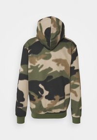 Felpa con cappuccio caratterizzata da un motivo camouflage in verde, nero e beige. Realizzata in materiale morbido con polsini e orlo a coste.