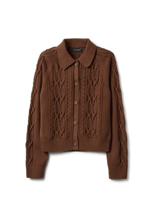 Brauner gestrickter Cardigan mit Zopfmuster, langen Ärmeln, Knopfleiste vorne, gerippten Bündchen und Saum sowie spitzem Kragen.