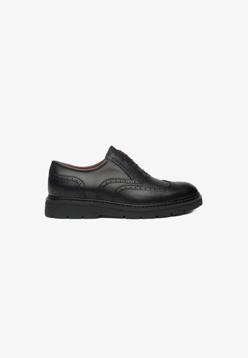 Schwarze Lederdressschuhe mit Broguemuster, runder Zehenform und dicker schwarzer Gummisohle. Verfügt über fünf Ösen für Schnürsenkel.