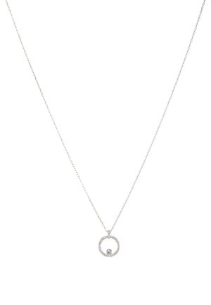 Collier chaîne en argent avec un petit pendentif circulaire incrusté de diamants et un seul diamant suspendu à l'intérieur du cercle.