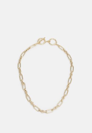 Collier chaîne en or avec maillons ovales allongés et fermoir toggle rond sur fond blanc uni.