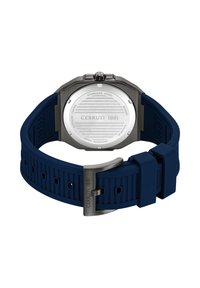 Cerruti 1881 pulkstenis ar nerūsējošā tērauda korpusu un zilu gumijas siksnu. Iespējas ietver rievotu tekstūru, sudraba ciparnīcu un metāla sprādzi.