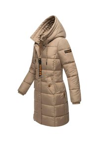 Beige vadderad vinterjacka med en stor huva, dragkedjestängning och sidofickor. Har en texturerad tyg och orange detaljer.