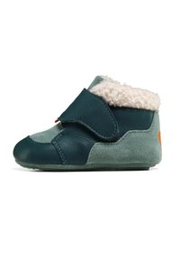 Stivale in pelle e camoscio in verde scuro e verde chiaro, dotato di un collo soffice, una fascia in velcro e un piccolo dettaglio arancione sul tallone.