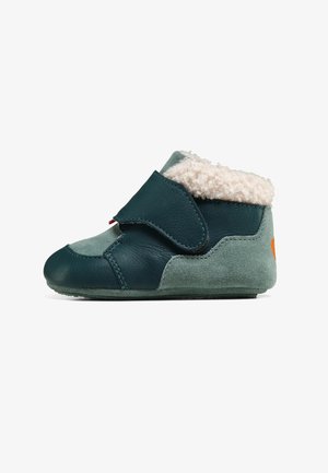 Botte en cuir et en daim de couleur bleu-vert foncé et vert clair, dotée d'un col duveteux, d'une sangle Velcro et d'un petit accent orange au talon.
