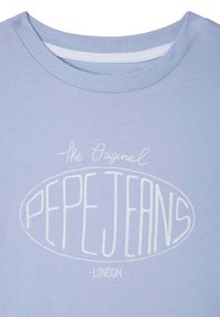 Světle modré bavlněné tričko s kulatým výstřihem a krátkými rukávy. Obsahuje bílý text s nápisem "Pepe Jeans London" v oválném designu.
