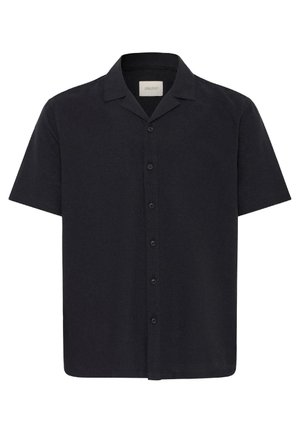 Svart kortermet skjorte med knapp foran, camp-krage og en etikett på innsiden av halsen.