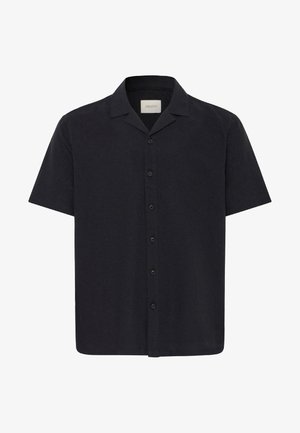 Chemise noire à manches courtes avec boutons et col de type camp, avec une étiquette à l'intérieur de l'encolure.
