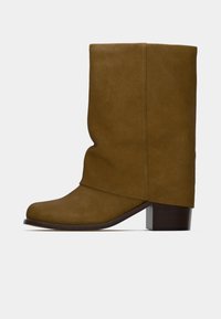 Barna velúr boka-csizma, blokk-sarkú, laza fazonnal és sima textúrával, kerek orral és minimális varrási részletekkel.