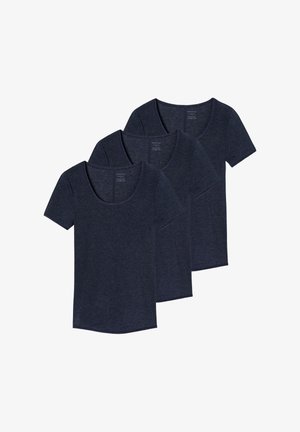 Trois t-shirts gris foncé à manches courtes et col rond empilés, présentés sur un fond blanc.