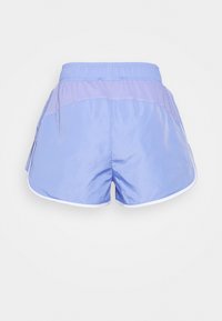 Pantalones cortos deportivos de color azul claro con un panel superior de malla texturizada, cinturilla elástica y ribetes blancos en el dobladillo.