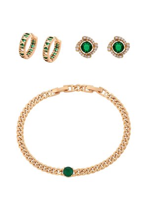 Set de bijuterii din aur, format dintr-o brățară cu lanț și două perechi de cercei, toate având pietre verzi prețioase și cristale transparente pe un fundal alb.