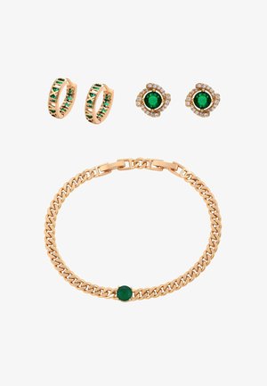 Set de bijuterii din aur, format dintr-o brățară cu lanț și două perechi de cercei, toate având pietre verzi prețioase și cristale transparente pe un fundal alb.