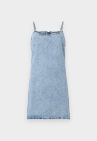 Svijetloplava traper haljina s tankim naramenicama, ravnog kroja i sirovim rubom. Ima suptilnu teksturu i detalje na prednjem zatvaranju.