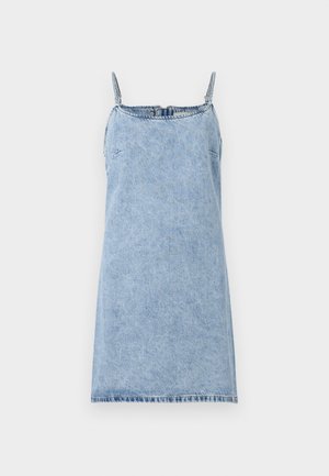 Lyseblå denimkjole med tynde stropper, en lige silhuet og rå kant. Har en subtil tekstur og detaljer ved frontlukningen.