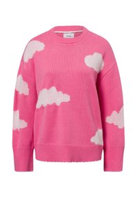 Roze sweater met witte pluizige wolkpatronen, ronde hals en geribbelde manchetten. Zachte textuur, relaxte pasvorm, met een ruime silhouet.