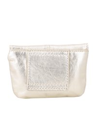Pochette in pelle metallizzata dorata con superficie testurizzata, forma arrotondata e una toppa cucita su un lato. Design minimalista, senza hardware visibile.