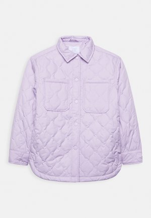 Chaqueta acolchada lila con cuello puntiagudo, dos bolsillos en el pecho, cierre de botones y dobladillo redondeado. La tela tiene un acabado suave y texturizado.