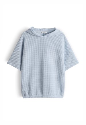 Top con cappuccio in tessuto a nido d'ape a maniche corte di colore azzurro chiaro, con vestibilità ampia e orlo a coste, esposto su sfondo bianco.