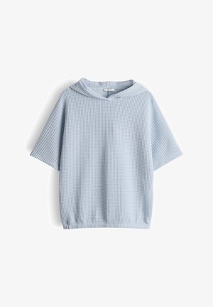 Top con cappuccio in tessuto a nido d'ape a maniche corte di colore azzurro chiaro, con vestibilità ampia e orlo a coste, esposto su sfondo bianco.