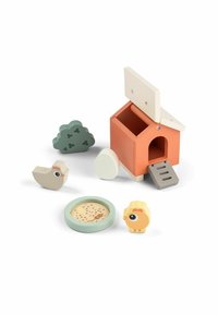 Set de case de joacă din lemn, cu o casă portocalie, o rampă gri și piese colorate de animale: o pasăre, un ou, un nor și un bol cu semințe.