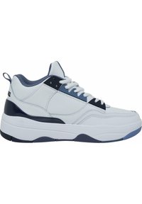 Bílé kožené tenisky s námořnickými akcenty, zakulacený tvar, polstrovaný límec a texturovaný síťovaný jazyk. Obsahují bílé tkaničky a robustní podrážku.