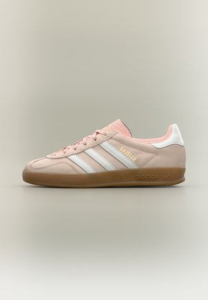 adidas Originals, GAZELLE INDOOR - Маратонки - sandy pink/white